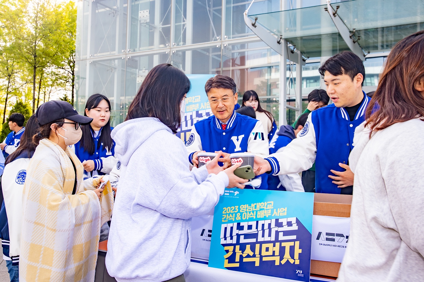 사람, 야외이(가) 표시된 사진

자동 생성된 설명